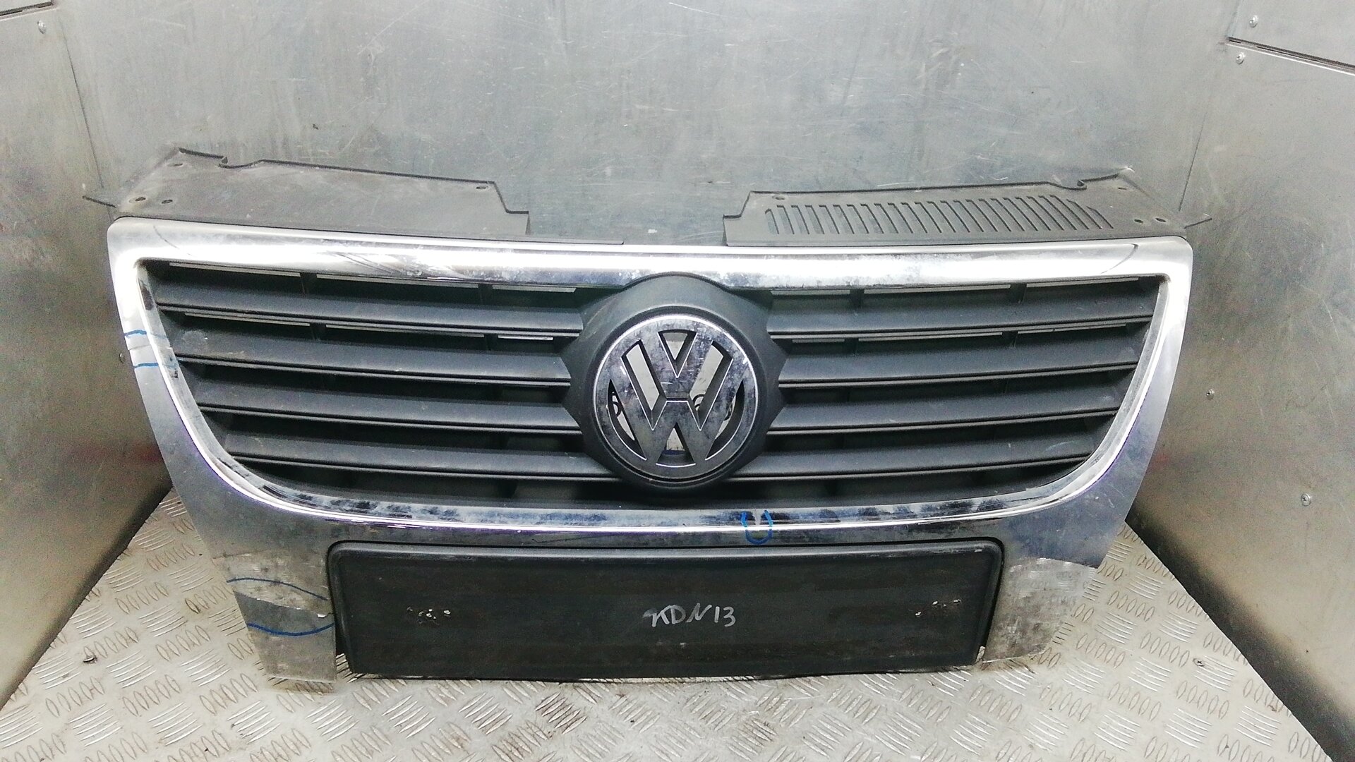 Решетка радиатора Volkswagen Passat 6 3C0853651AD