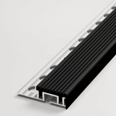 Изображение товара Угловая противоскользящая накладка на ступени Лука ПУ09-1, длина 2,5 м, алюминиевая, со вставкой из ПВХ, черная 470