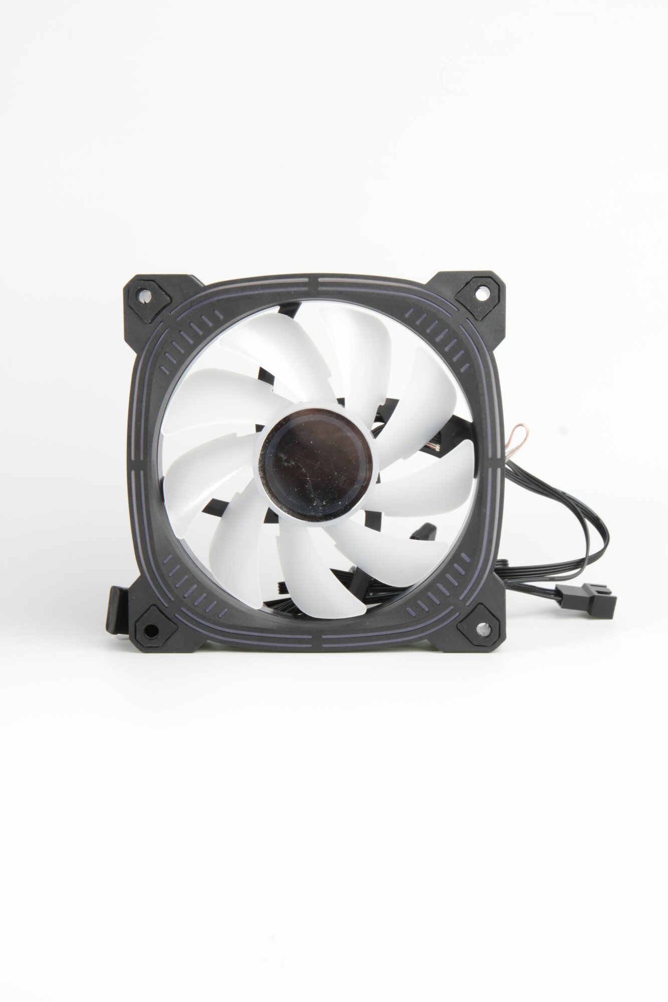 фото Корпусный вентилятор 120мм белый
