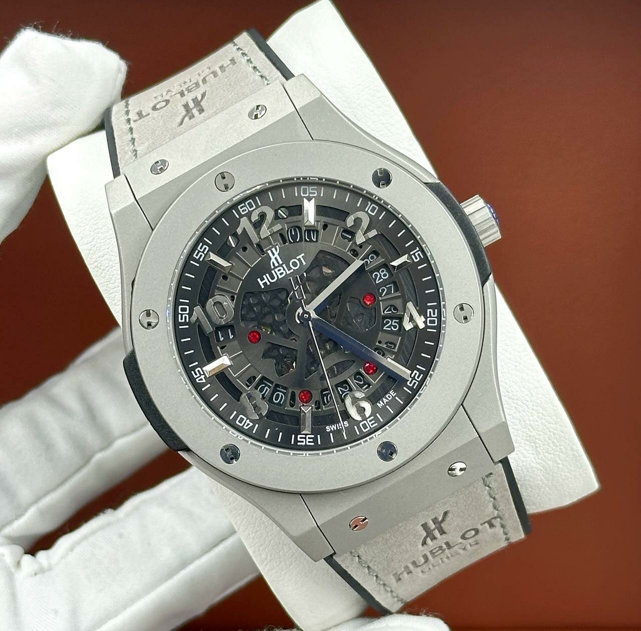 Часы механические Hublot -серый-черный цвета графит