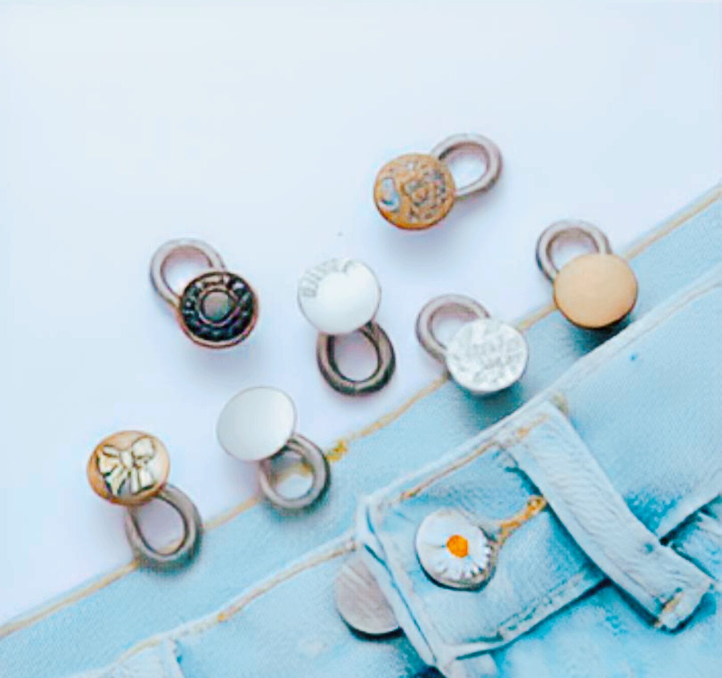 Набор серебристых пуговиц - расширителей для брюк — фото 1