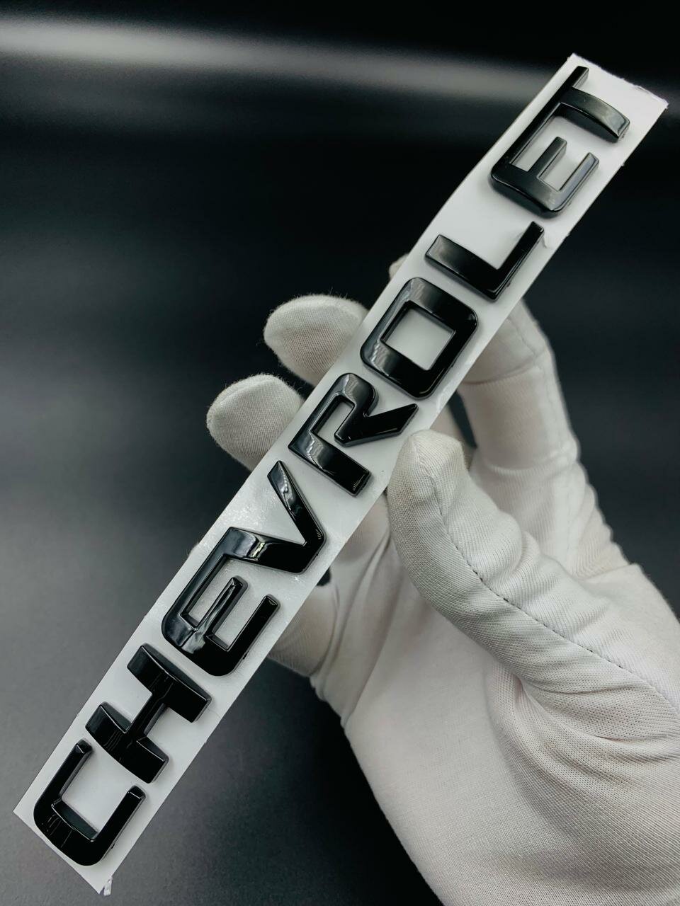 Шильдик значок на крышку багажника Шевроле (черный глянец). Эмблема Chevrolet (длина 195мм) 1шт.