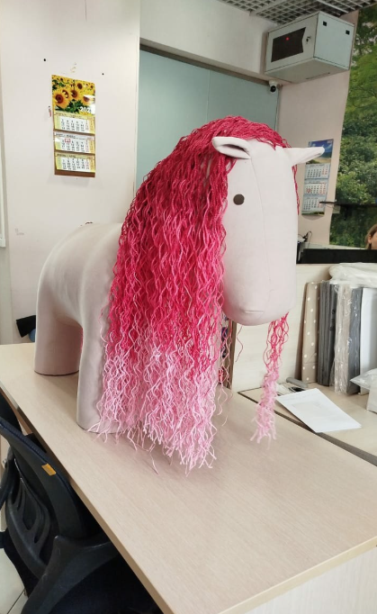 Пуф-животное Leset Horse, велюровая обивка Buddy 25, грива ЗИЗИ омбре (Волна) 118/К24/К1
