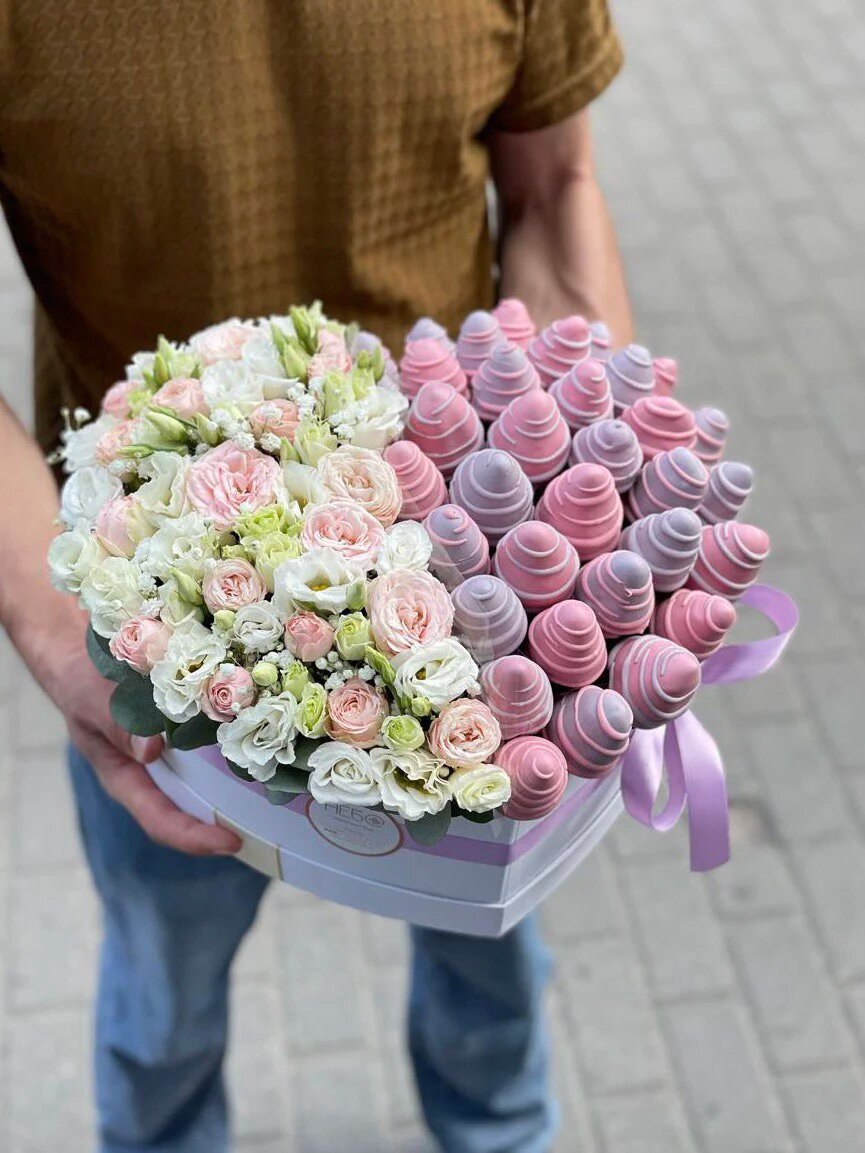 Композиция в коробке сердце "Purple Heart", клубника в шоколаде + цветы , размер L