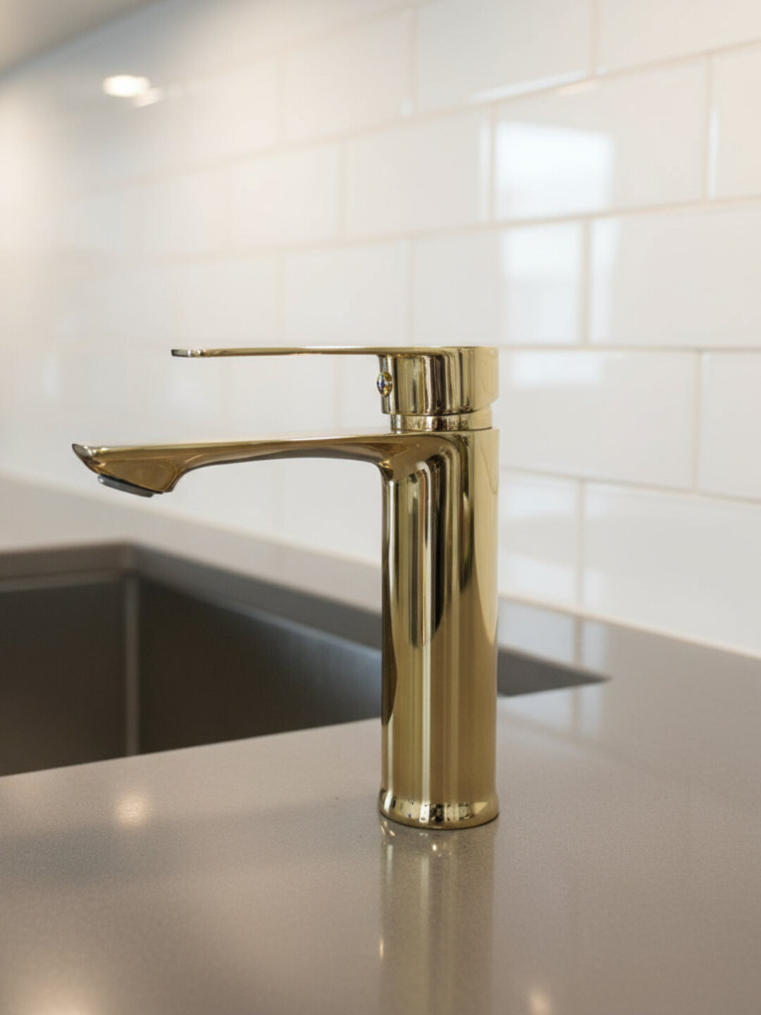 Металлический смеситель для кухни или ванной – надёжность и удобство