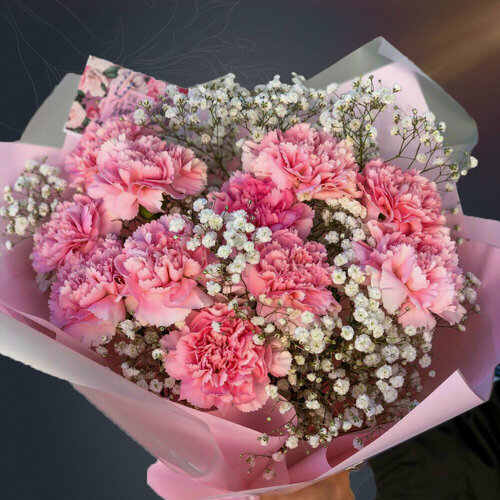 Изображение товара Галия - сборный букет из 11 розовых гвоздик с белой гипсофилой в матовой пленке с атласной лентой от 2name Flowers