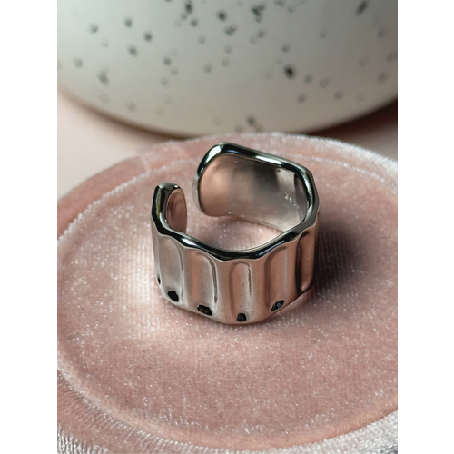 Кольцо, безразмерное, ширина 11 мм, белый, серебряный массивное объемное кольцо размер 16 kalinka