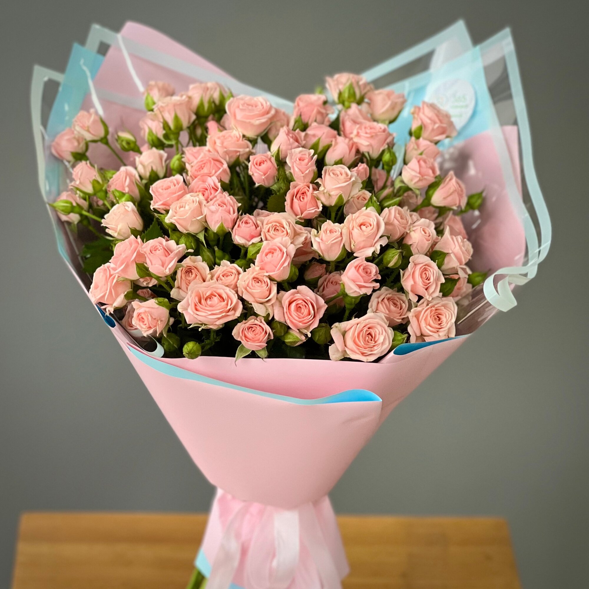 Букет из 15 кустовых нежно-розовых роз в стильной упаковке. «365 Поводов» - живые цветы с доставкой