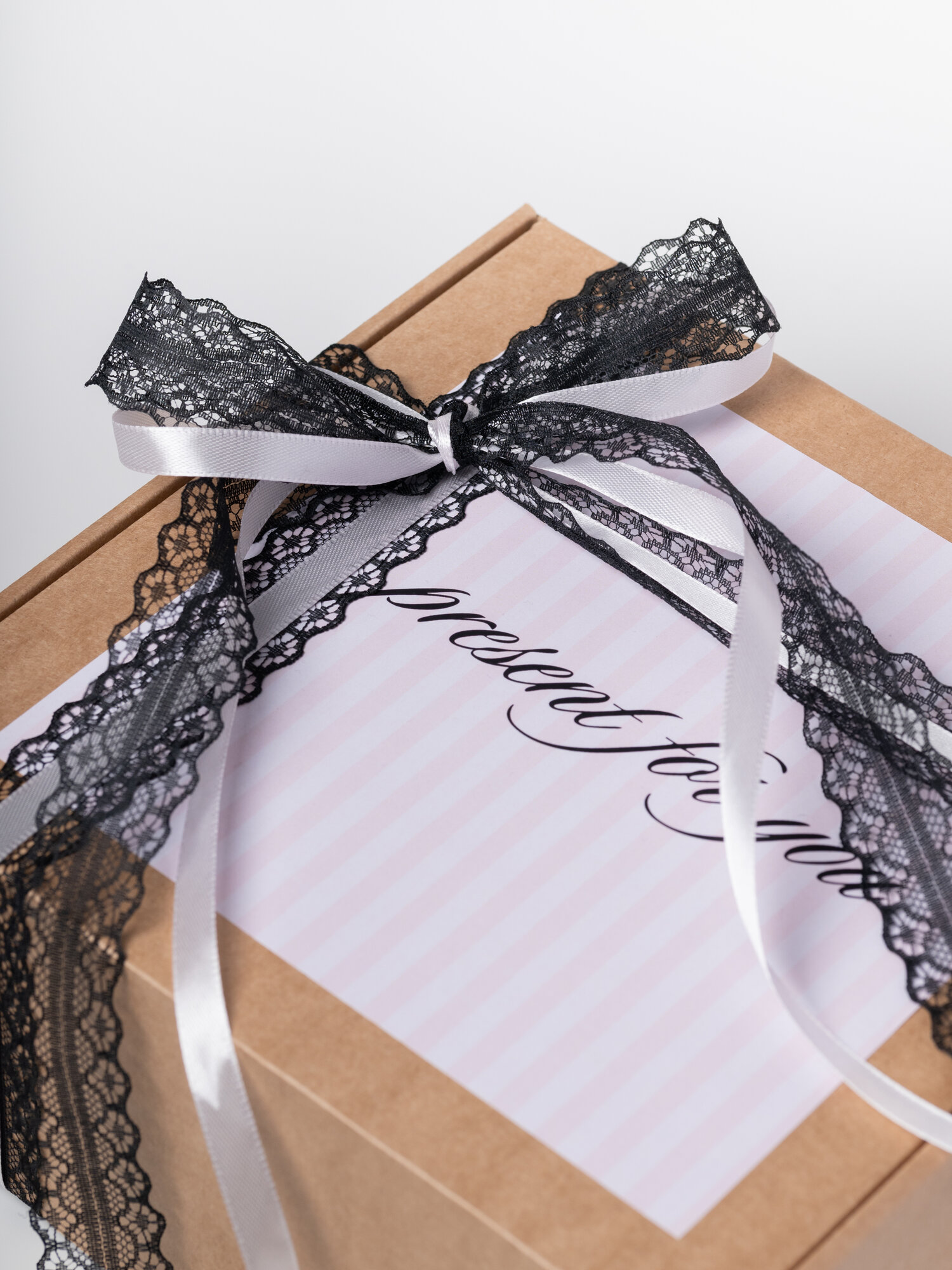 Коробка подарочная "Кружево", 22x22x10 см, чёрная, с атласной лентой — фото 1