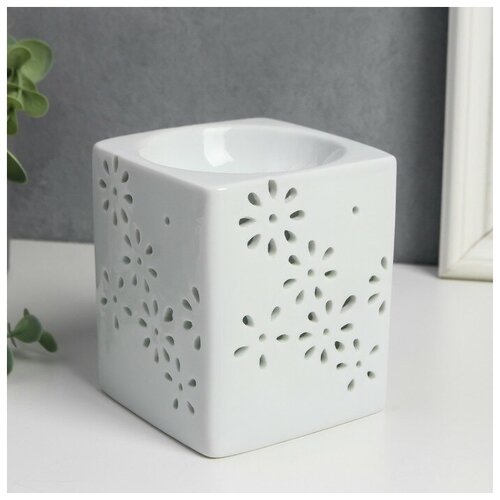 Аромалампа керамика с подставкой под свечу Кружево цветочное куб белый 9, 5х8, 5 см, Magic  - Купить