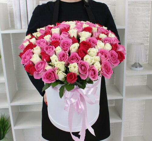 Изображение товара Монобукет THE FLOREAL шляпная коробка, разноцветная роза 101 штука