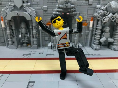 Изображение товара Минифигурка Lego tech012 Technic Figure Black Legs, Light Gray Top with 2 Brown Belts, Black Arms