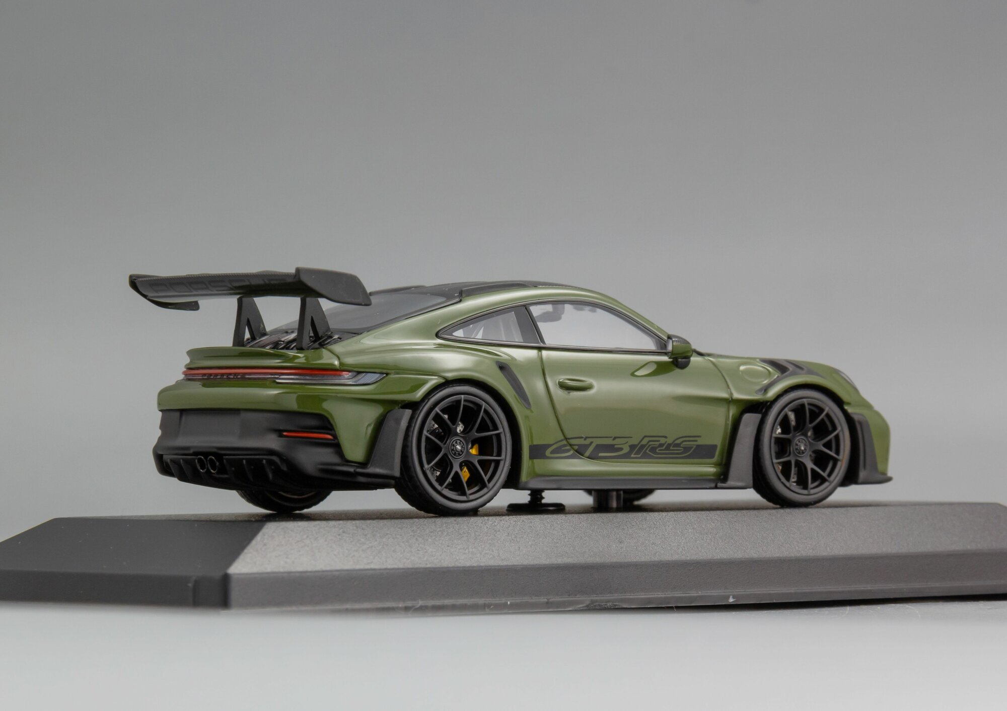 Коллекционная модель автомобиля Minichamps Porsche 911 (992) GT3RS - 2024, масштаб 1:43 — фото 1