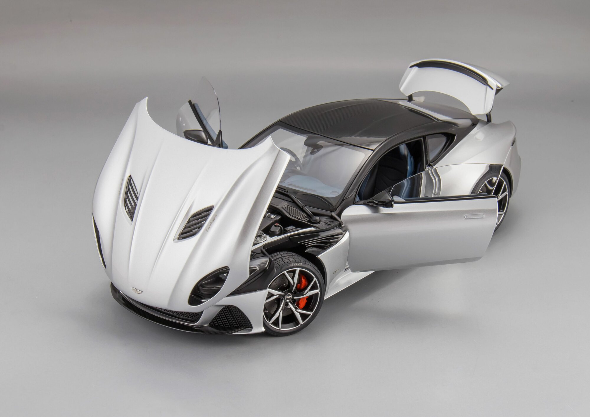 Масштабная модель Aston Martin DBS Superleggera - 2019 — фото 1