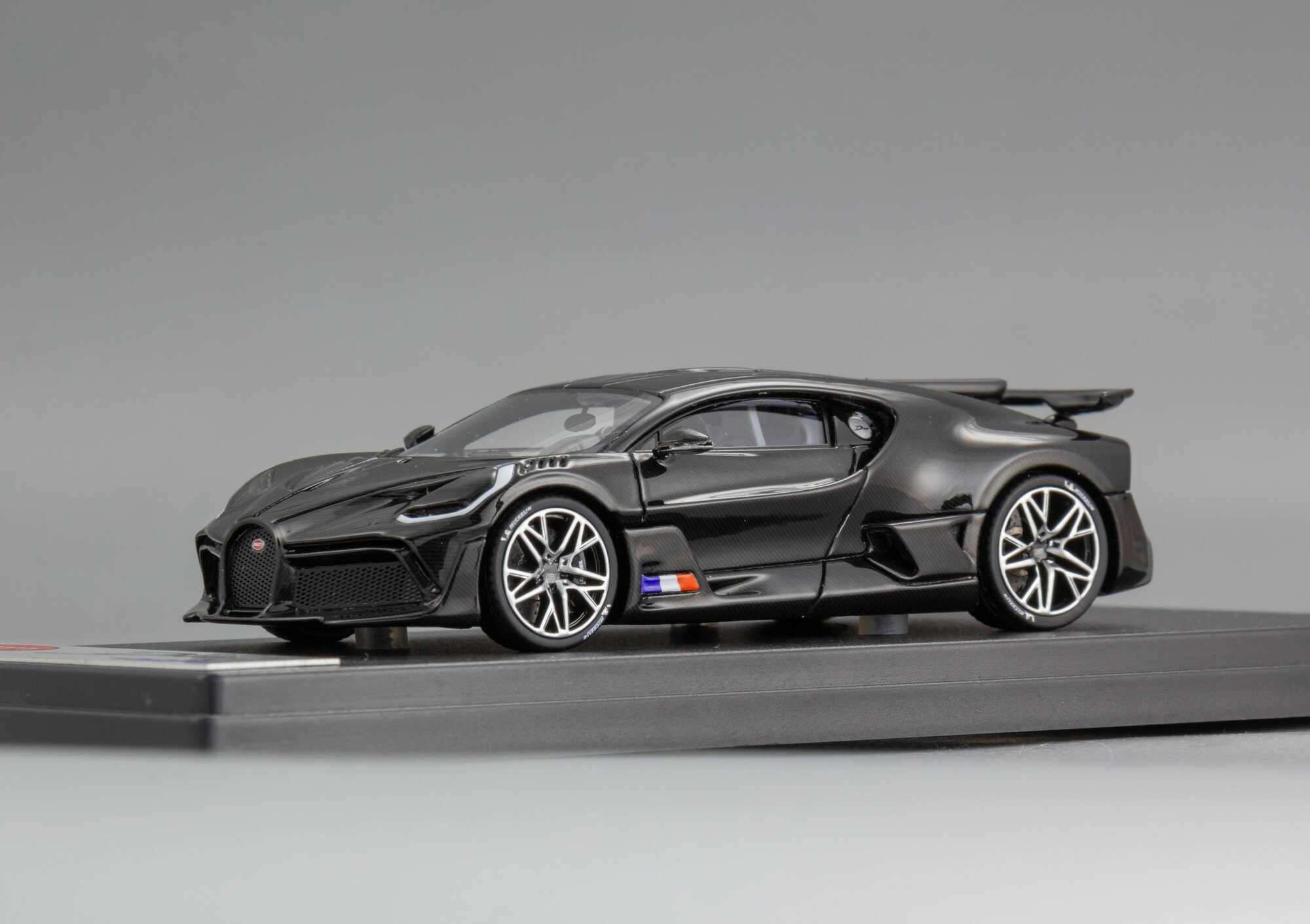 1:43 Bugatti Divo, Коллекционная масштабная модель от LookSmart — фото 1