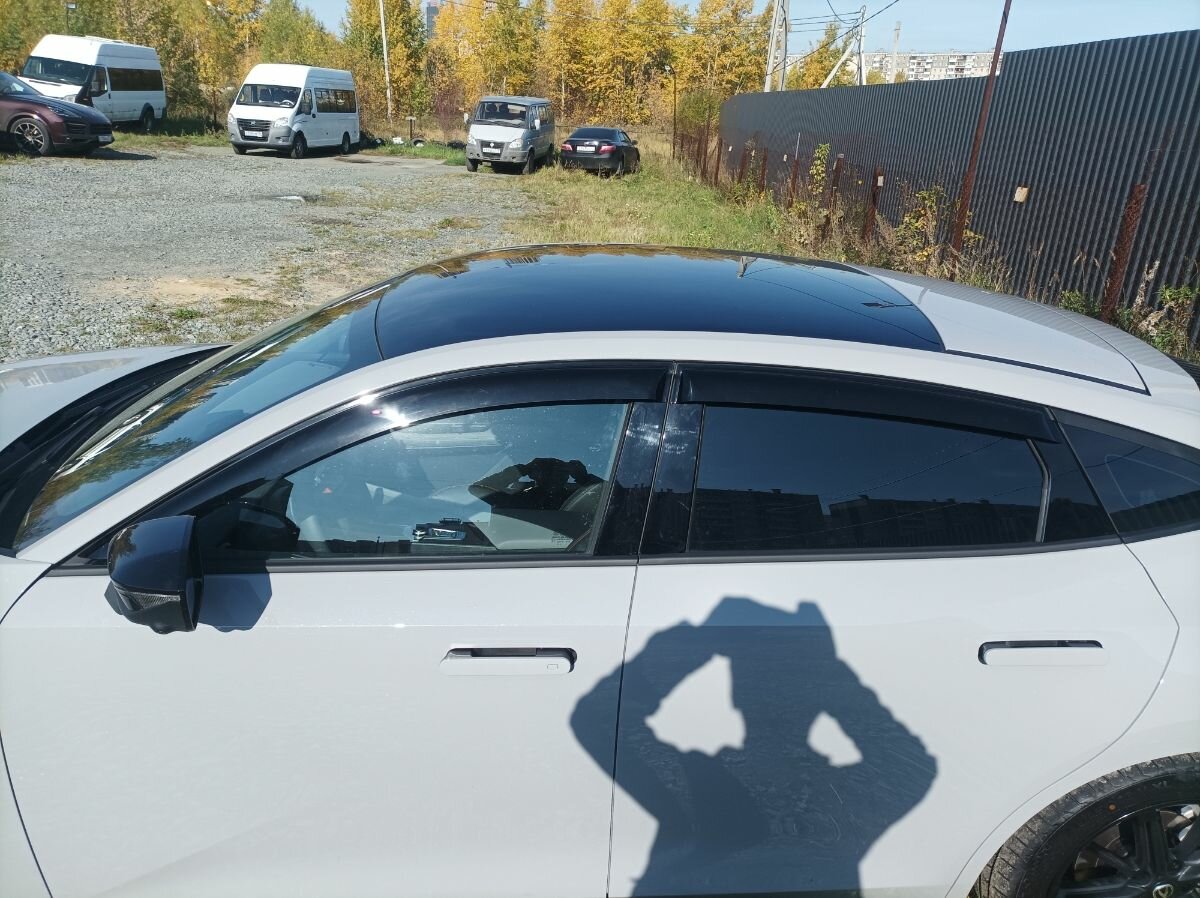 Дефлекторы боковых окон Changan UNI-V 2022-2024 (Чанган Юни В) для комплектаций с неполной накладкой бокового зеркала, ветровики на двери автомобиля, Cobra Tuning. — фото 1
