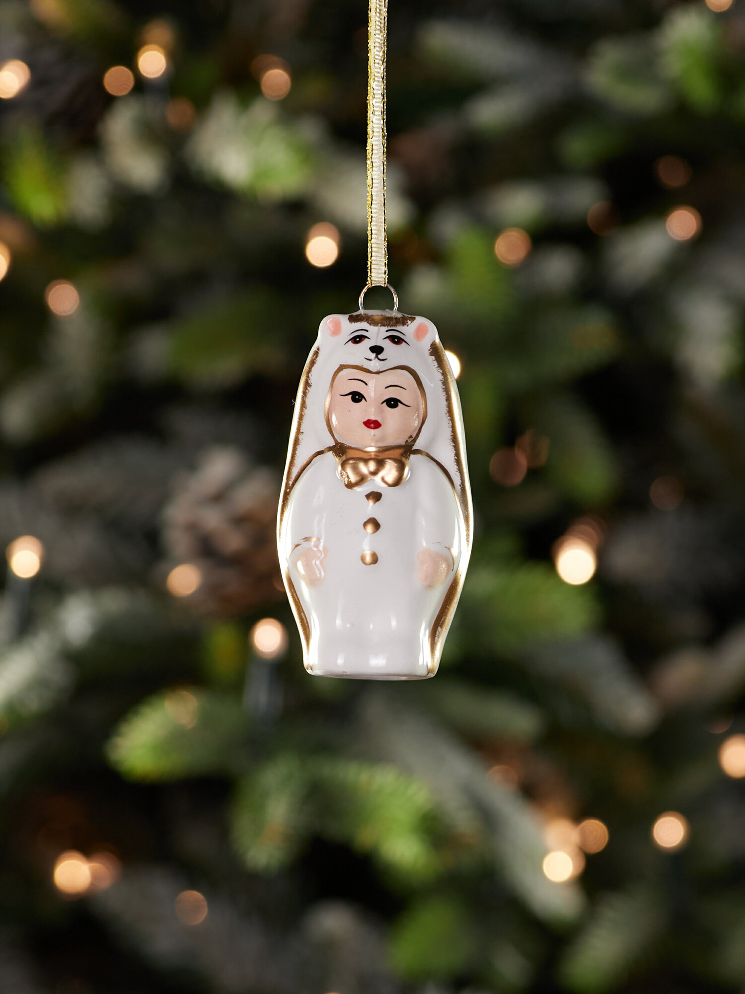 Елочная игрушка Лавка Чудес "Ребенок в костюме мишки", фарфор, 7 см — фото 1