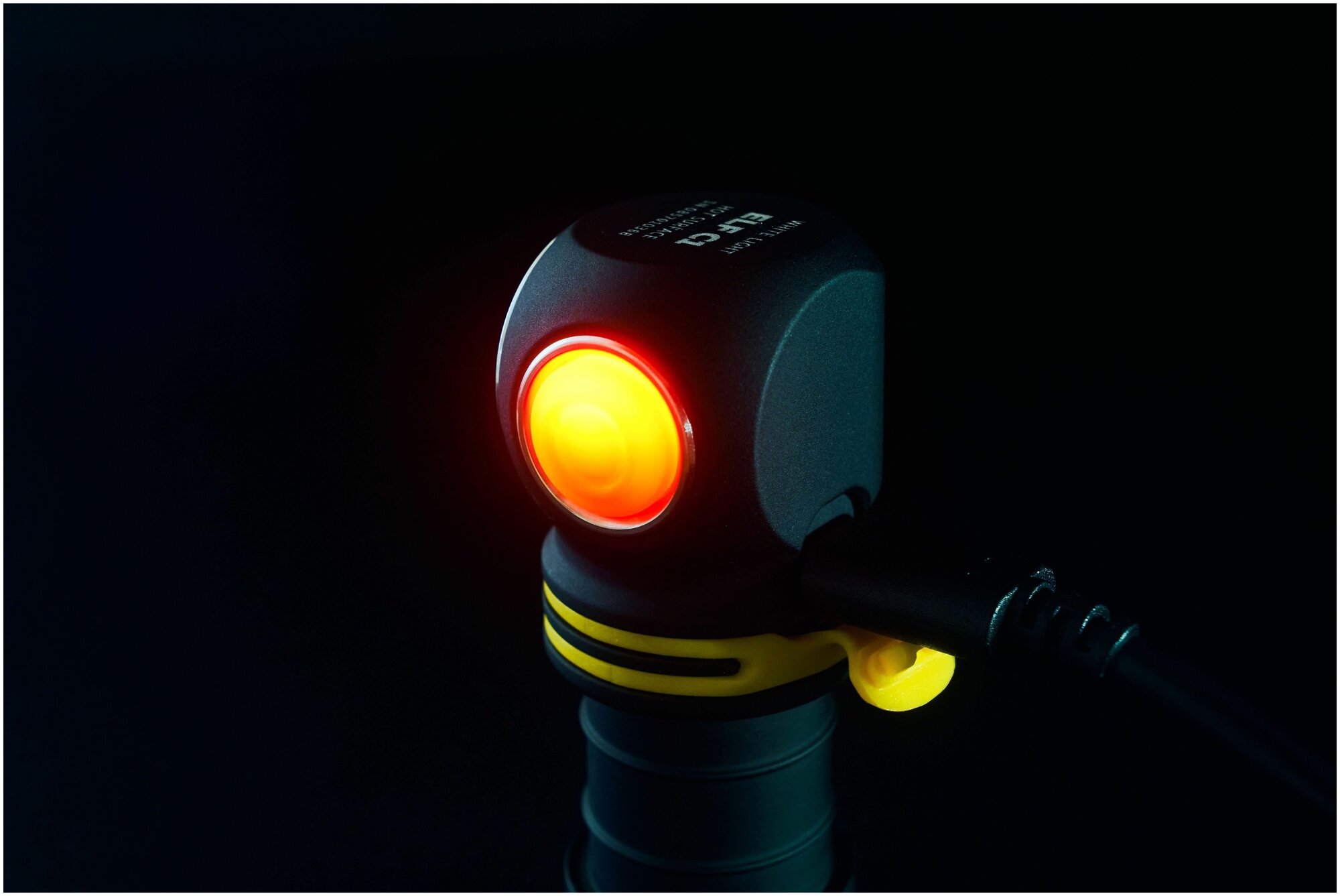 Универсальный фонарь ARMYTEK Elf C1 Micro-USB, черный / желтый [f05002w] - фото №6
