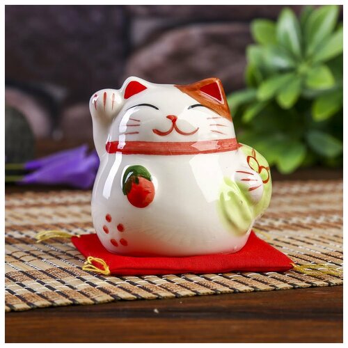 фото Без тм маленькая копилка "манэки-нэко с мешком на подушке"