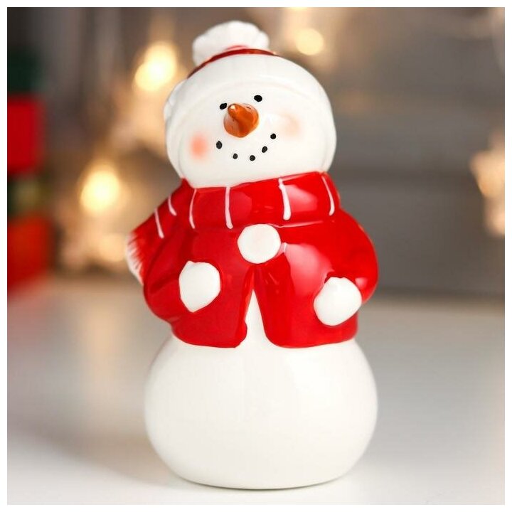 Сувенирная фигурка КНР "Снеговик в красной куртке, шапке и шарфе", керамика, 13,9х7,4х8 см
