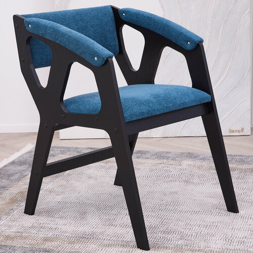 Мягкий стул со спинкой и подлокотниками, материал велюр, цвет синий/чёрный