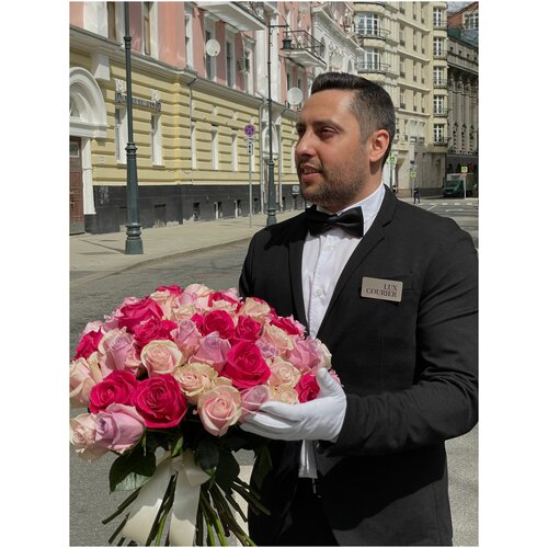 Розы Эквадор! 51 розы микс с эффектной доставкой курьером в белых перчатках!