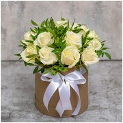 Цветы живые букет из белых роз в шляпной коробке, 15 шт.