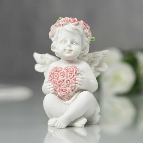 Фигурка полистоун "Ангел с сердечком из розовых роз" 7.5х6х6 см