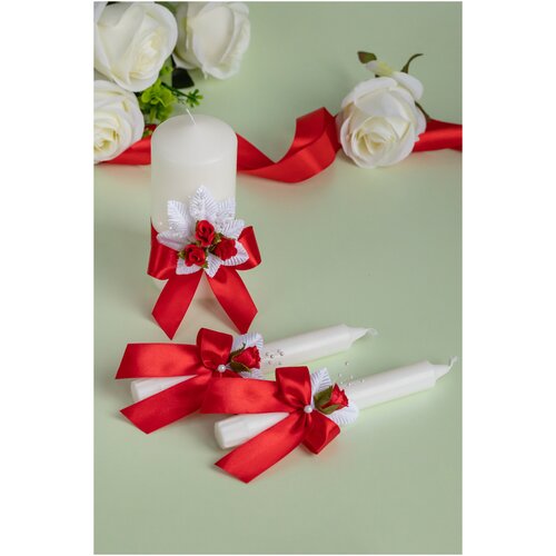 Свадебные свечи для семейного очага молодоженов на свадьбу с красными розами и атласными бантами