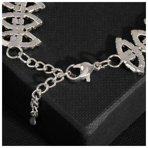 фото Браслет со стразами queen fair "селебрити", резной, цвет белый в серебре, l 18 см