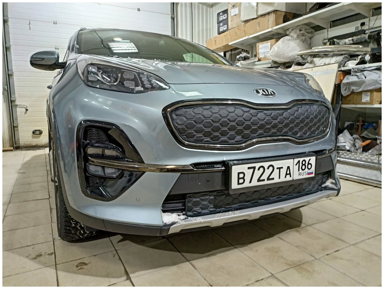 Утеплитель решетки радиатора зимний для Kia Sportage 2020 с рисунком соты(комплект 2шт)