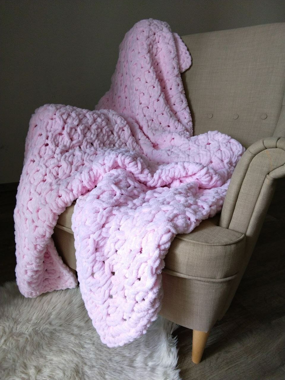 Плед крупной вязки, розовый, односпальный/ 1,5 спальный (185*130 см), на кровать, на диван, покрывало, ручная работа - фотография № 2