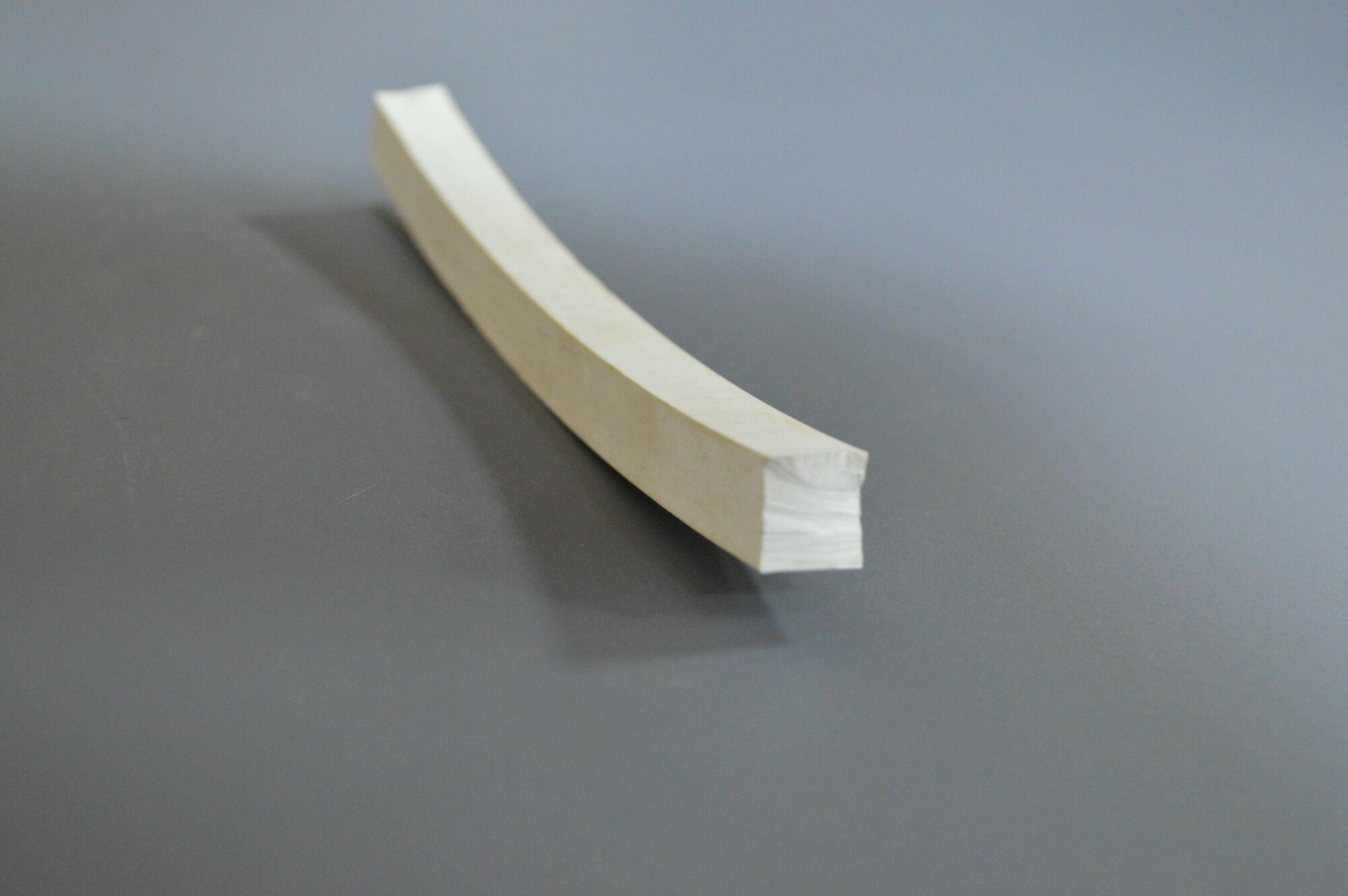 Шнур уплотнительный из вакуумной резины светлый размер 5х6 мм, длина 1 метр