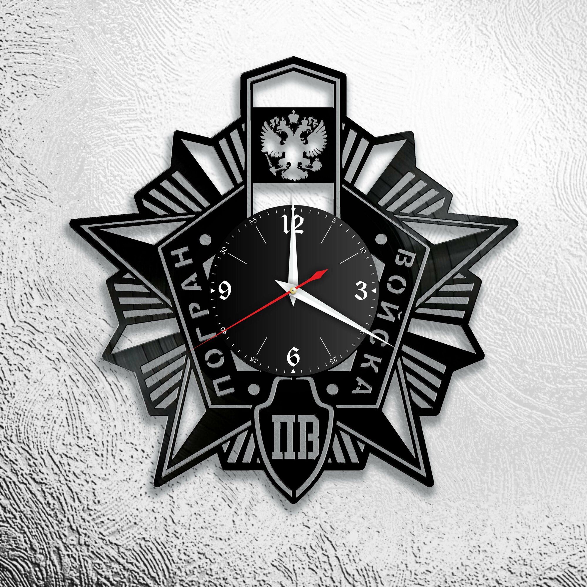 Настенные часы из виниловой пластинки с символикой пограничных войск
