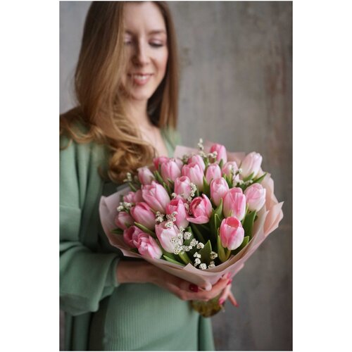 Букет розовых тюльпанов Династия с цветущими веточками, 25 стеблей