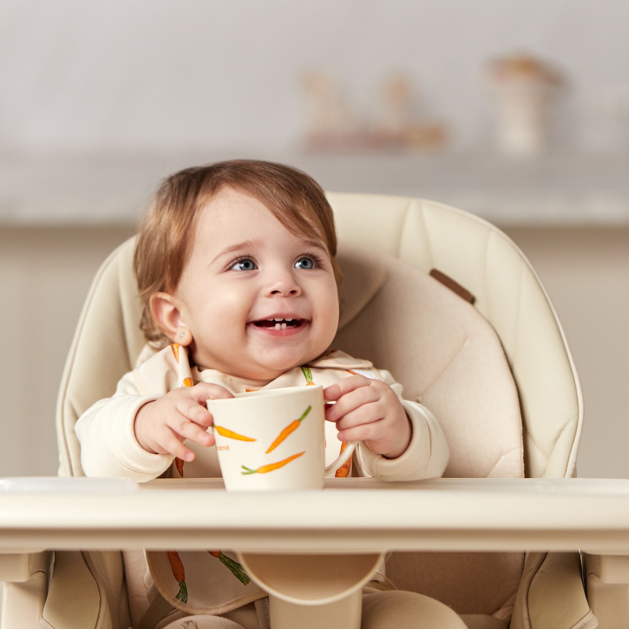 15006, Кружка детская ударопрочная Happy Baby в цветочек пластиковая, чашка, посуда детская, с морковками, бежевая, 200мл