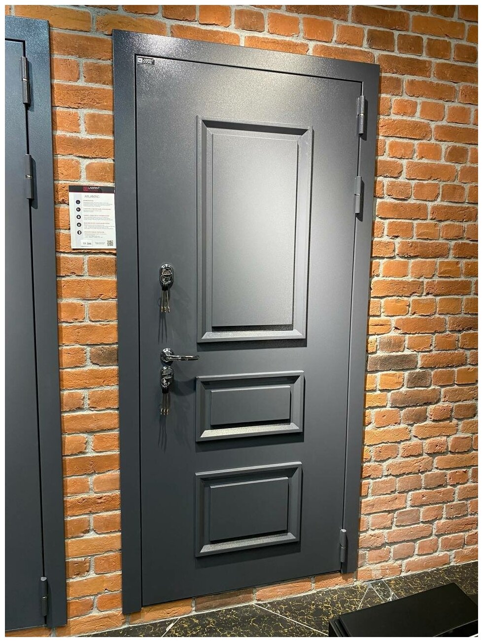 Входная металлическая дверь для дома с терморазрывом ATLANTIK с внутренней панелью с зеркалом фацет-белый софт, размер по коробке 880х2050, правая - фотография № 2
