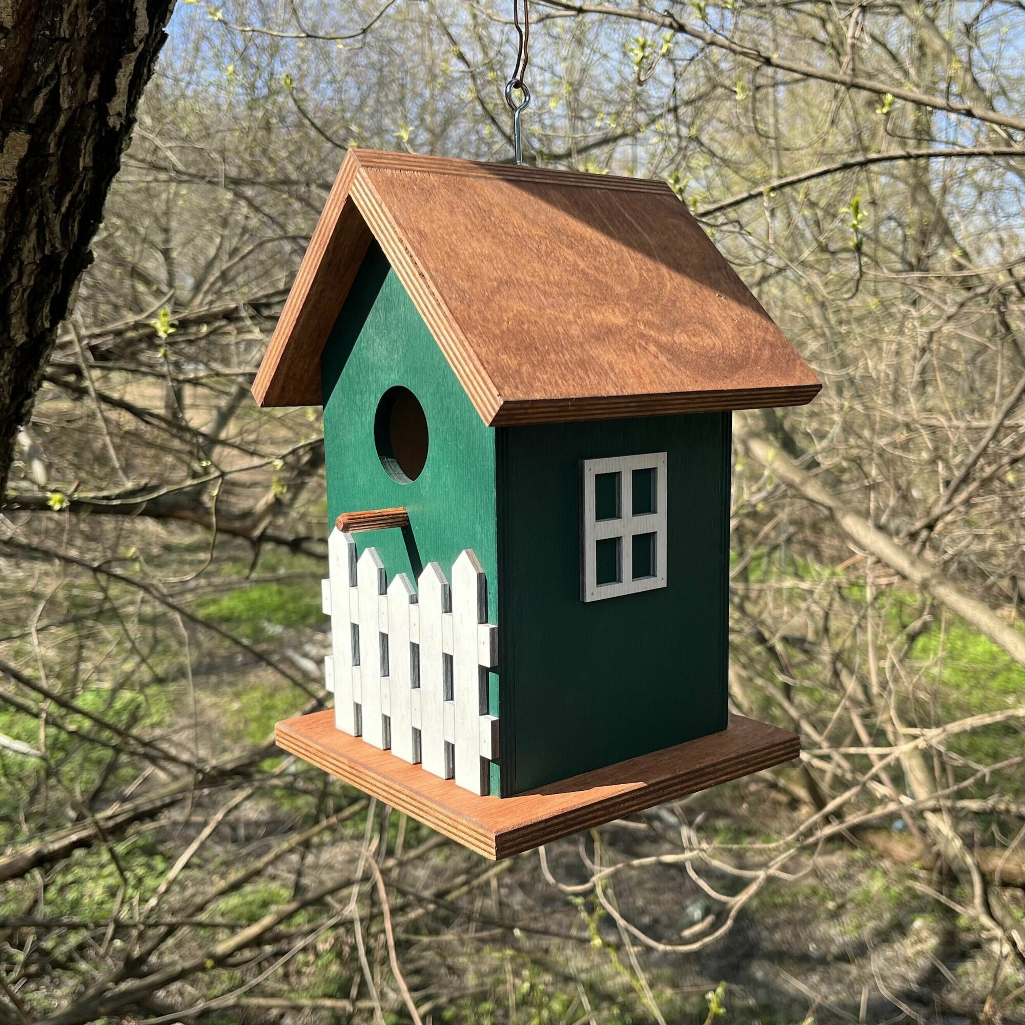 Деревянный скворечник для птиц PinePeak / Кормушка для птиц подвесная для дачи и сада, 260х180х170мм - фотография № 1
