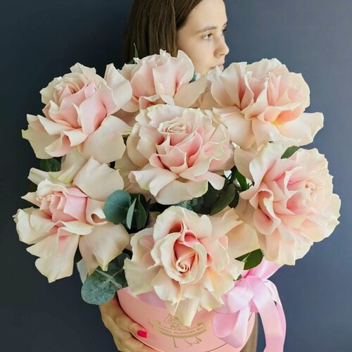 Изображение товара Букет живых цветов Sanata Flowers "Мишель", французская роза, 9 цветков, в дизайнерской коробке