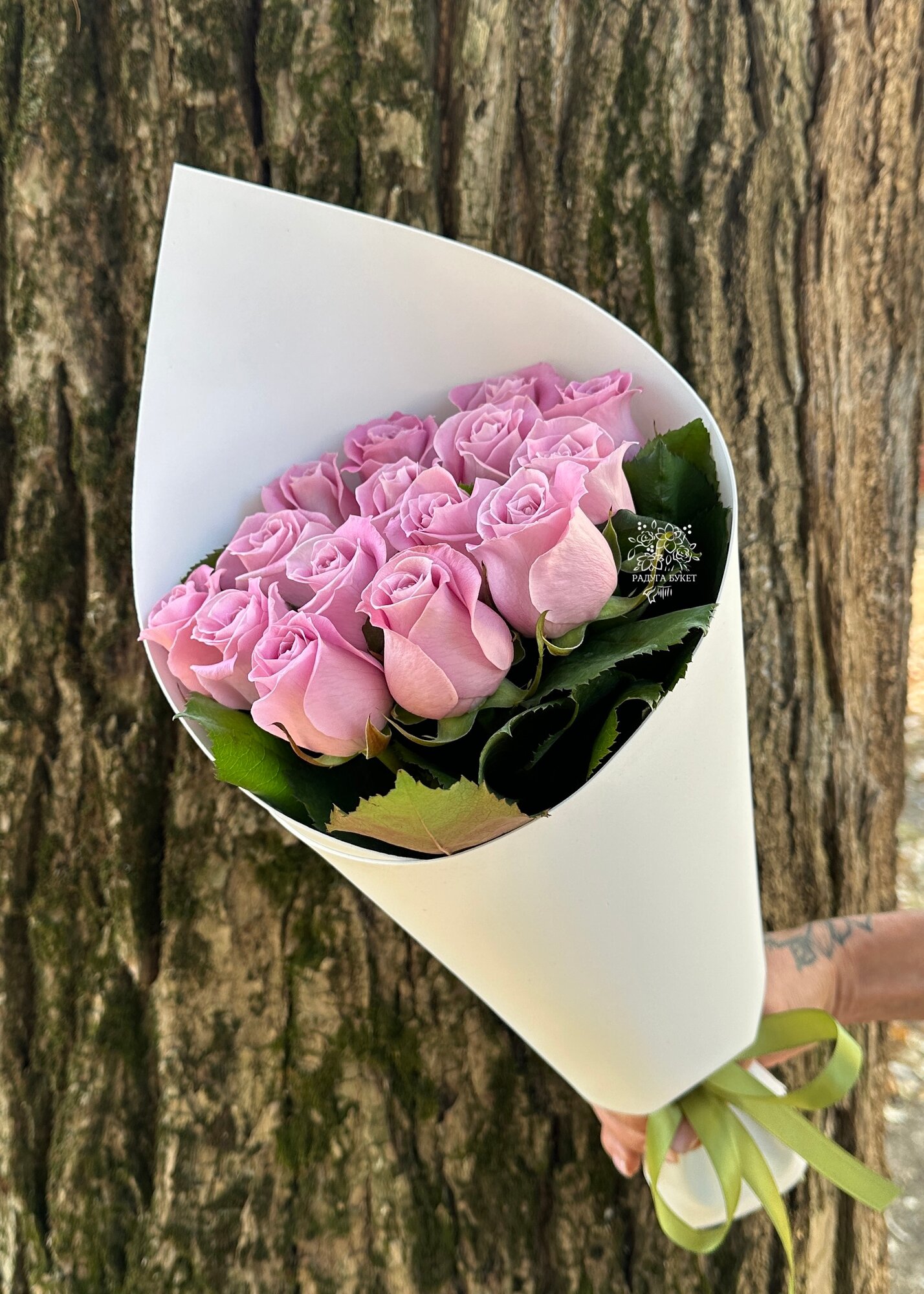 Букет из 15 сиреневых роз в упаковке высота 40 см / Радуга Букет