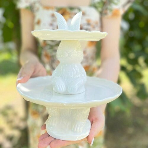 Керамическая белая конфетница Кролик Бонни 24х21 см подставка для торта выпечки десертов 5900₽