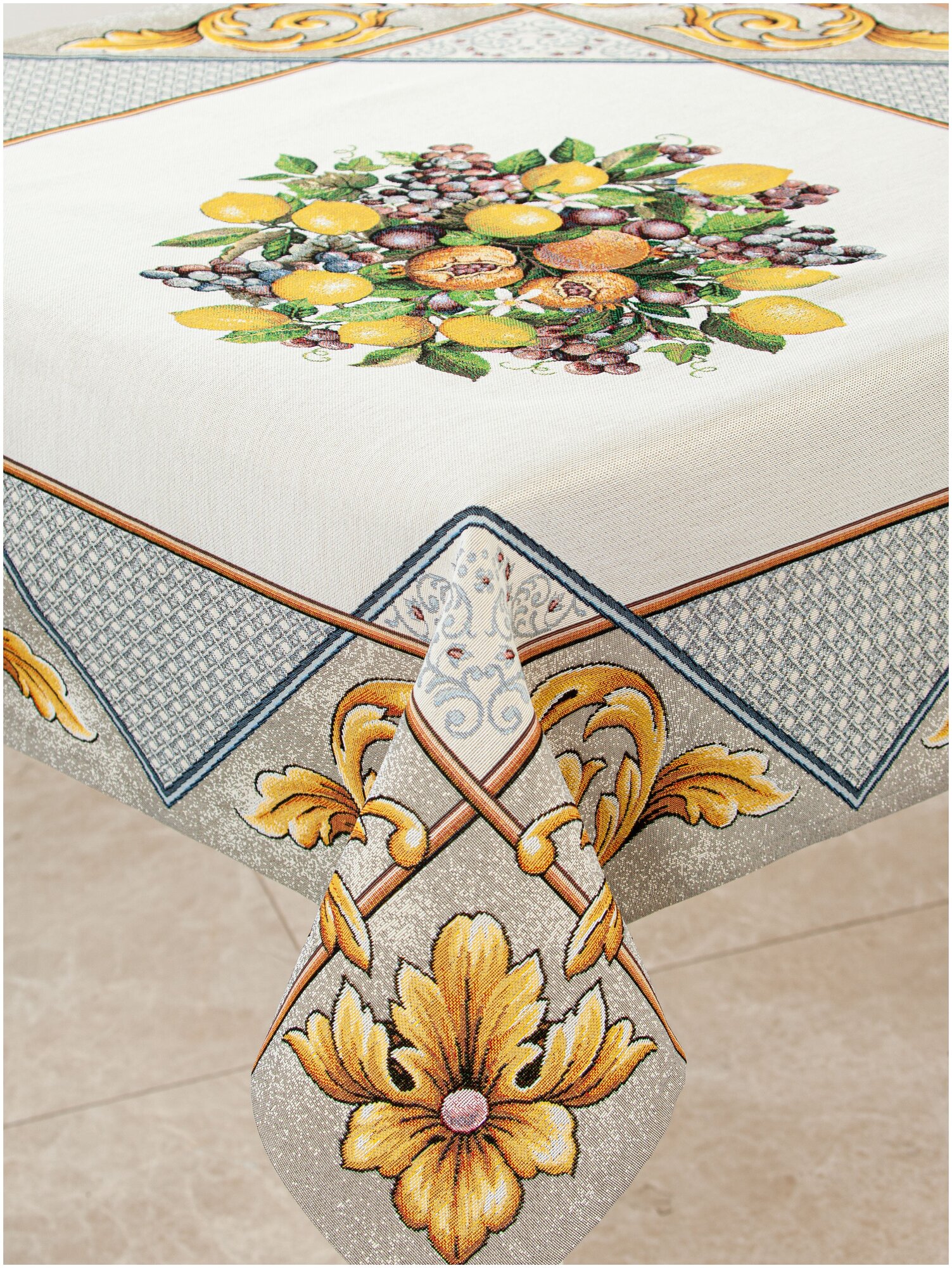 фото Скатерть Le Gobelin Фруктовое ассорти бежевый бордюр 100х100 см