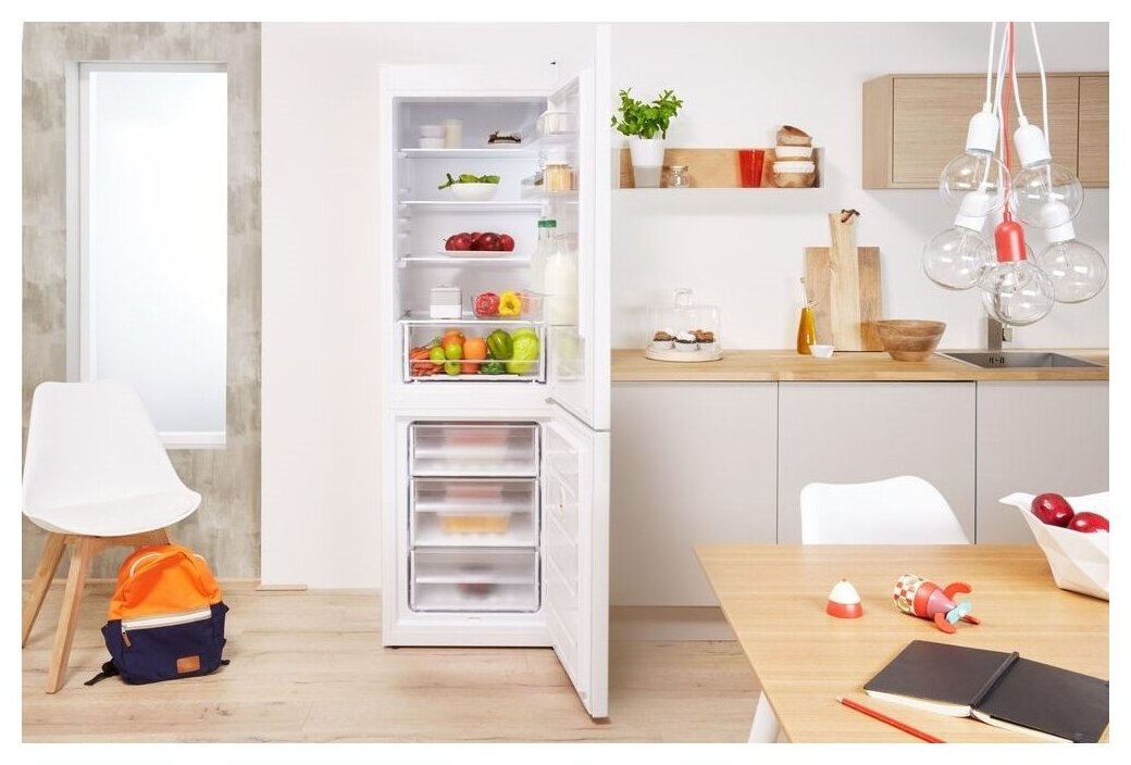 Холодильник с нижней морозильной камерой Indesit - фото №6