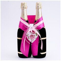 Свадебное украшение в виде ленты на горлышко шампанского "Пионы" из розового атласа и бумажного сердечка с цветочным принтом
