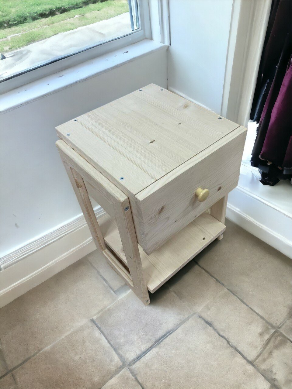 фото Тумба с выдвижной полкой из массива хвои (47х34х32 см)