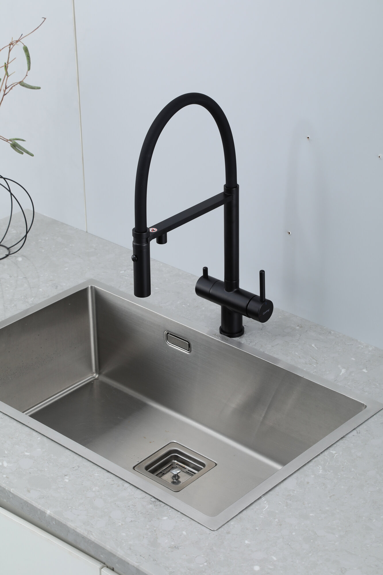 Смеситель для кухонной мойки Gappo G97-86 G4397-86 с подключением фильтра питьевой воды и гибким изливом, черный