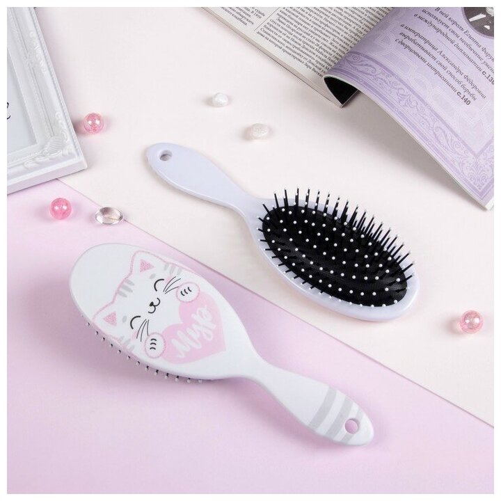 фото Расчёска массажная, 7 × 22 см, цвет белый