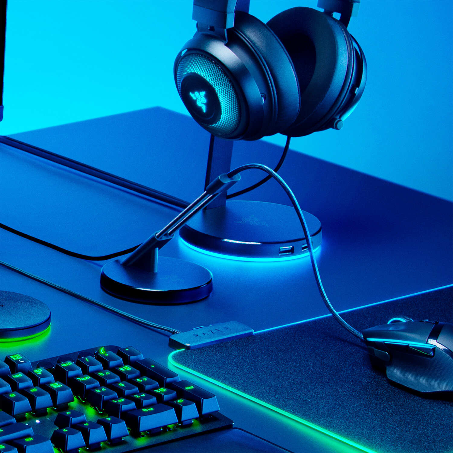 Держатель провода мыши Razer Mouse Bungee V3 Chroma (RC21-01520100-R3M1) — фото 6
