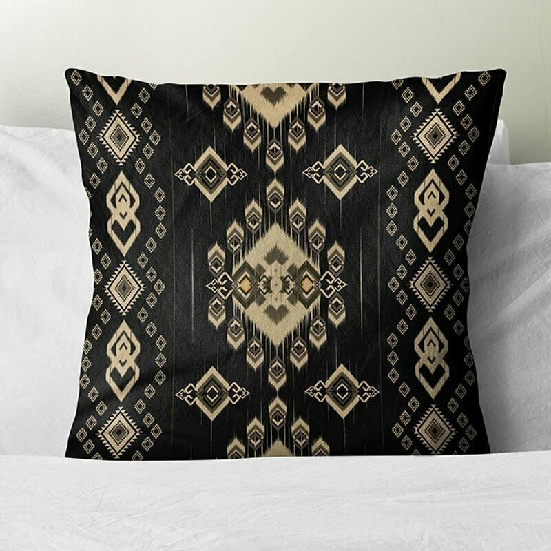Подушка декоративная / Марокканские узоры, велюр / Бежевый узор на черном / подарок / подушка диванная / подушка для интерьера.