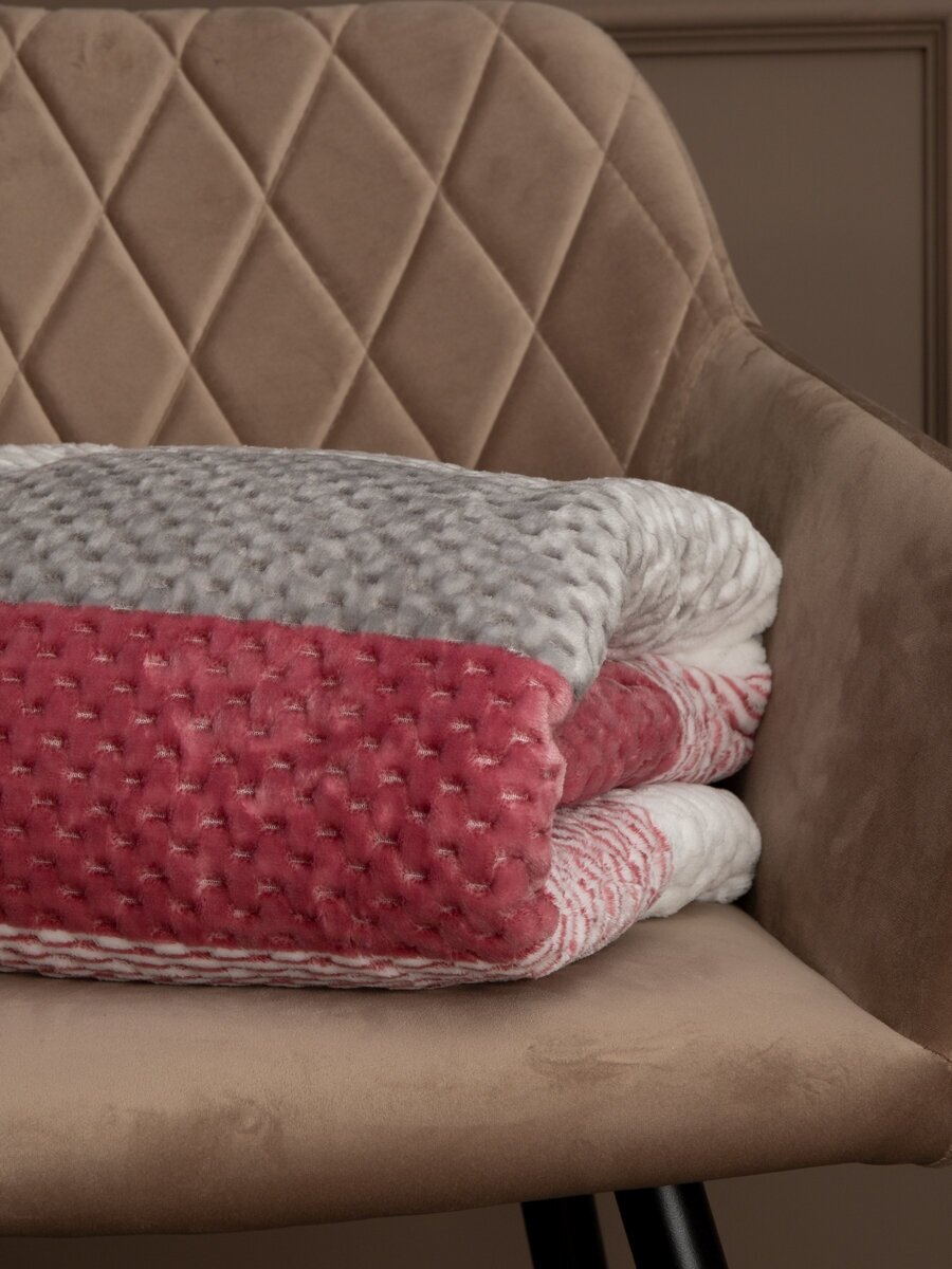 Плед TexRepublic Deco Lux 150х200 см, 2 спальный, велсофт, покрывало на диван, теплый, мягкий, розовый с принтом полосы - фотография № 10